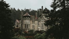 La Maison aux Volets Fermés