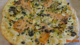 Pizza blanche au saumon fumé et à la cancoillotte