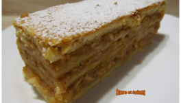 Gâteau aux pommes à la pâte sablée comme un Millefeuille