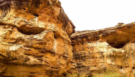 Dans la brousse, ces visages de pierre qui vous observent