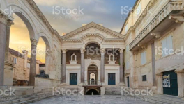 Écrire un texte contenant ces mots :Îlot, jardinier, kilt, largesses, menton, naissance, oraison, péristyle.