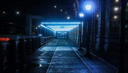 Enfermée dans une salle d’attente de gare