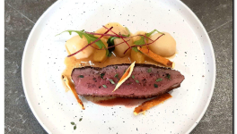 Magret de canard à l'orange, navets glacés et sauce bigarade