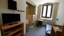 A saisir à l'allocation : studette au calme à Fleury-Mérogis...