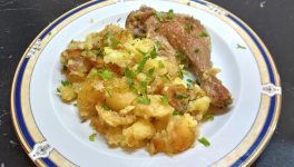 Cuisses et manchons de canard avec de l'écrasée de pommes de terre à l'ail