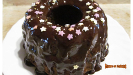 Gâteau très moelleux au chocolat et aux noisettes avec glaçage