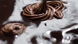 Nid de Pâques chocolat-noisettes aux blancs d'oeufs