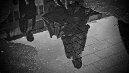 Le miroir fond... (poème)