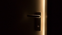 Lourder : être mis à la porte.