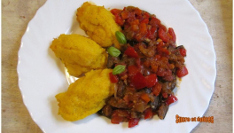 Ragoût d'aubergines et poivrons à la polenta