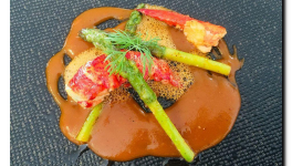 Homard poêlé au beurre moussant et sa bisque, asperges croquantes.