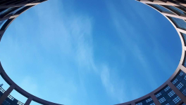 Because the world can't wait till next time L'Europe unie s'incarne dans la plénitude d'un couple. Son volume exprime un coeur unique