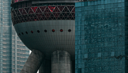 Cet Été-là, il pleuvait des robots… Bizarre, non ? image de Xander Tan...