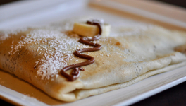 Crêpes banane, beurre de cacahuètes et sauce au chocolat