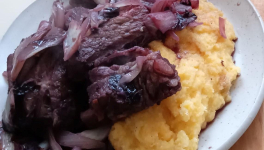 Costine di maiale stufate nel Merlot