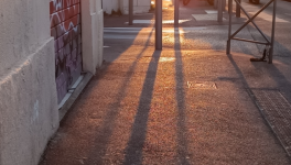 Tu me lis à cet arrêt de bus.