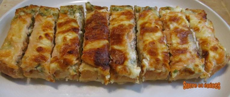 Pain gratiné au saumon fumé et au fromage