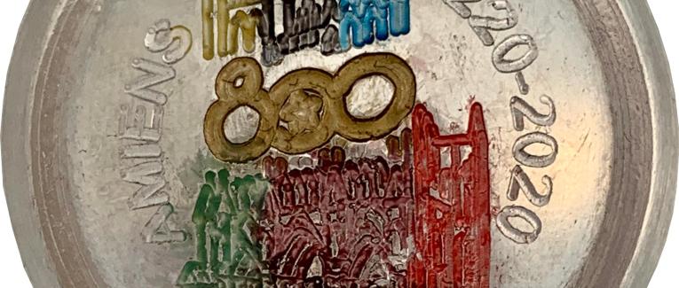 Une capsule en étain gravée et colorée pour les 800 ans de la cathédrale d'Amiens 1220-2020