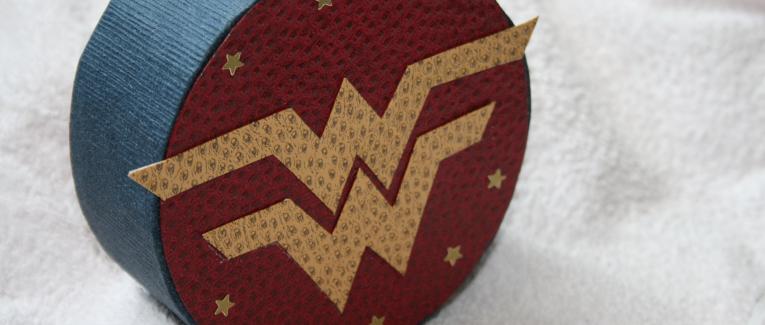 super-héros en carton