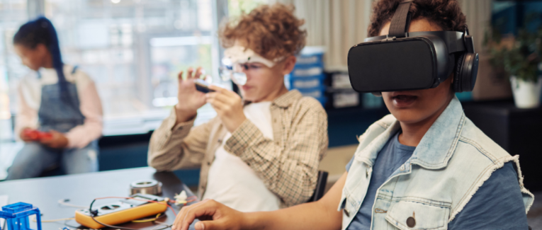 Immersion Numérique : Entre Réalité Virtuelle et Jeux Mobiles