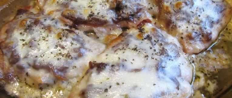 Escalopes de dinde gratinées au confit d'oignons et mozzarella
