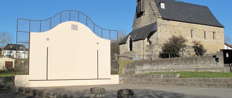 Eliza zeinütegi hiru püntakoak : Züberoa katolikoaren bürragertze? / Les églises à clochers calvaires : fidélité de la Soule au catholicisme ?