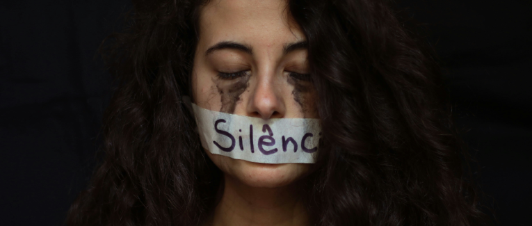 À tous ceux qui se sont tus