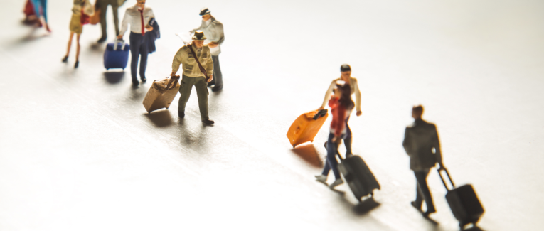 Le paradoxe français vu par Emir Deniz : travailler ici, exister ailleurs