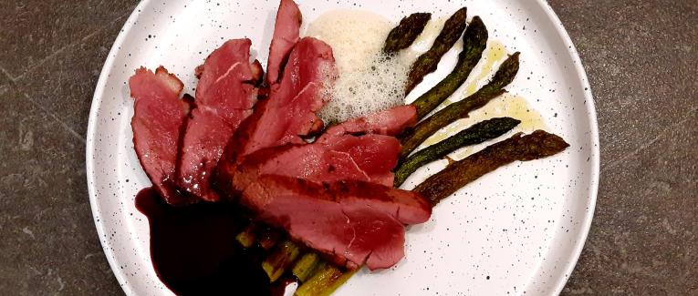 Aiguillettes de canard asperges poêlées et jus corsé.