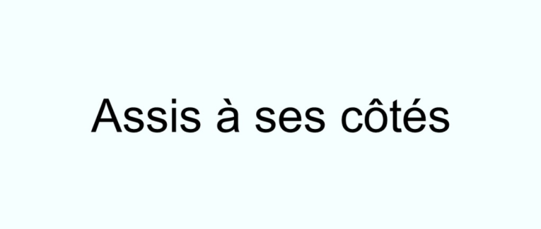 Assis à ses côtés