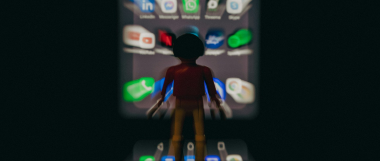 Réseaux sociaux et auteurs : guide de survie sans affect