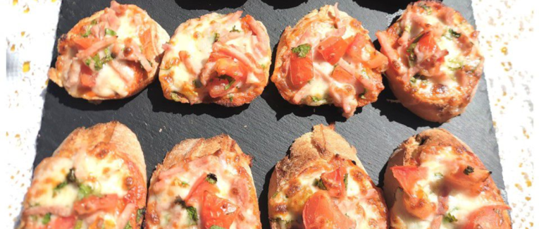Crostini tomates, allumettes de jambon et mozzarella - Recette en vidéo