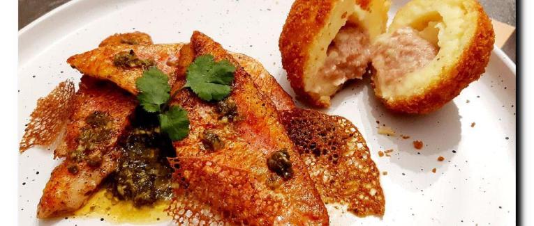 Filets de rouget, cromesquis de pomme de terre cœur crème de lard et sauce chermoula.