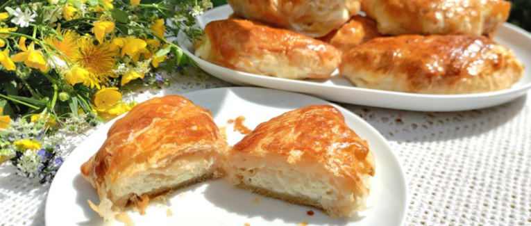 Feuilletés au fromage frais avec de la pâte filo maison (Placinte impaturite cu branza)