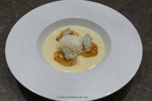 Saint-jacques snackées sauce champagne et beurre truffé
