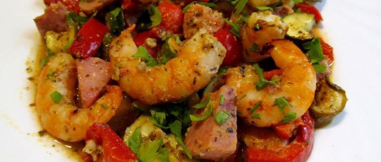 Papillotes de crevettes avec du saucisson à l'ail et des légumes