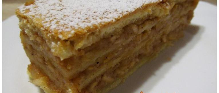 Gâteau aux pommes à la pâte sablée comme un Millefeuille