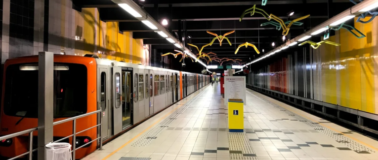 Dieu, le Métro de 18h et la Colère du Clou : Voyage au Bout de la Cause Première