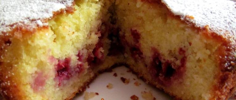 Gâteau à la crème fraîche, aux framboises et citron vert