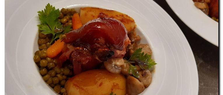 Jarret de porc cuit en deux façons et ses petits légumes