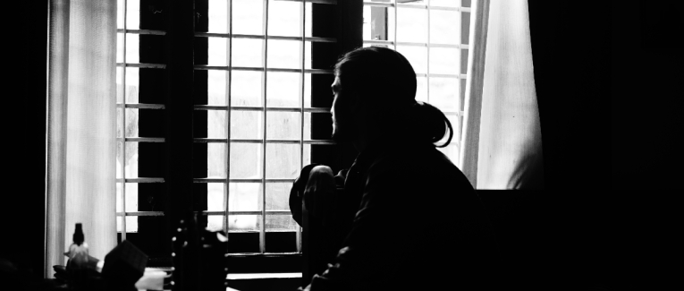 Derrière chaque poème, chaque poète.