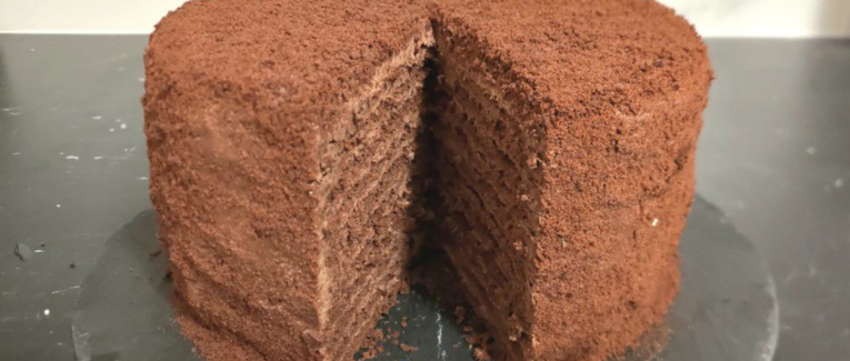 Meilleur gâteau Medovik au chocolat et framboises pour la fête des mamans - Recette en vidéo
