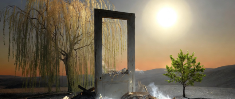 Une porte en bois usée qui s’ouvre sur un ciel qui n’existe pas encore.