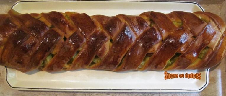 Tresse briochée à la rhubarbe et à la crème pâtissière