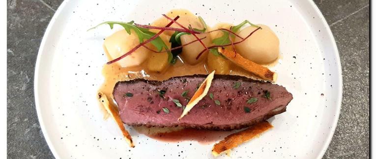 Magret de canard à l'orange, navets glacés et sauce bigarade
