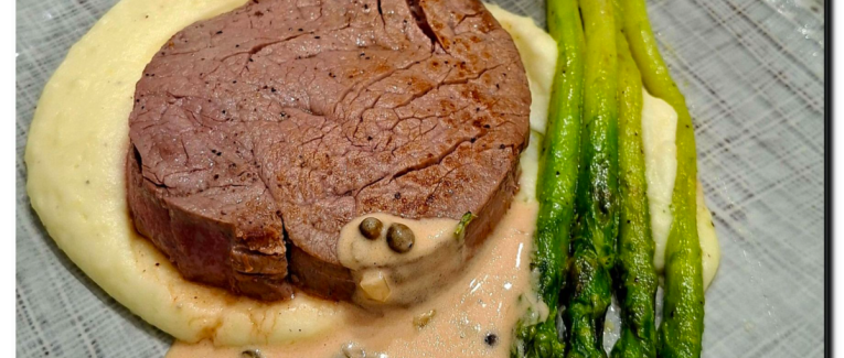 Tournedos et asperges rôties sauce au poivre vert