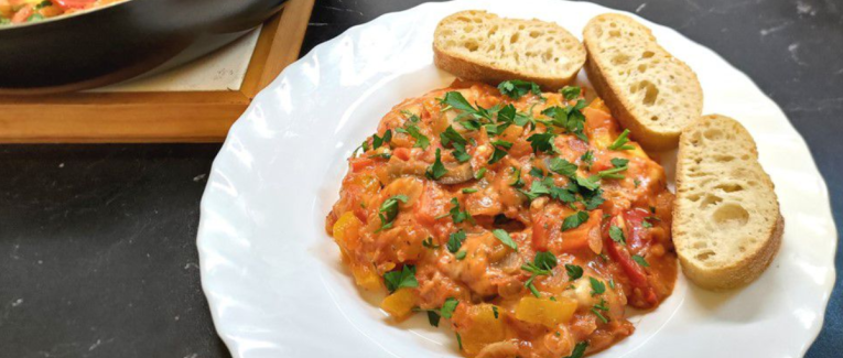Poêlée de légumes façon chakchouka au fromage - Recette en vidéo