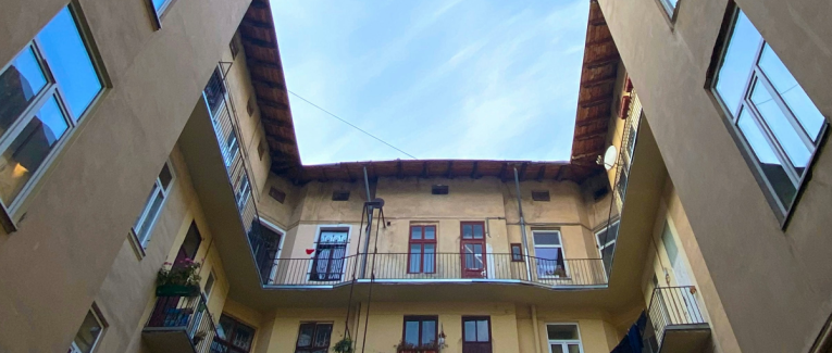 Par la fenêtre. Chapitre 2. Lui