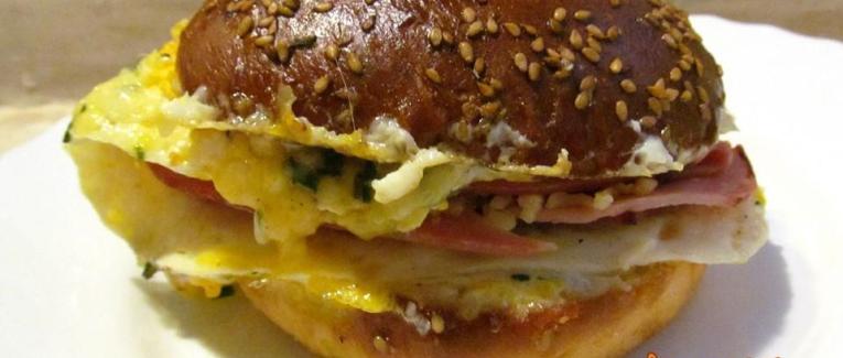 Sandwich chaud aux oeufs, jambon et fromage