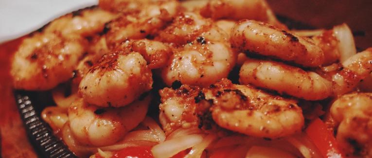 Crevettes cuites au four au miel et épices Cajun
